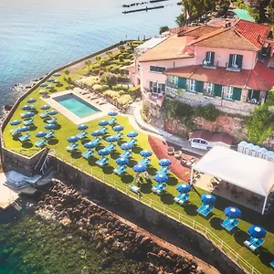 https://hotel-villa-domizia.it-tuscanyhotel.com